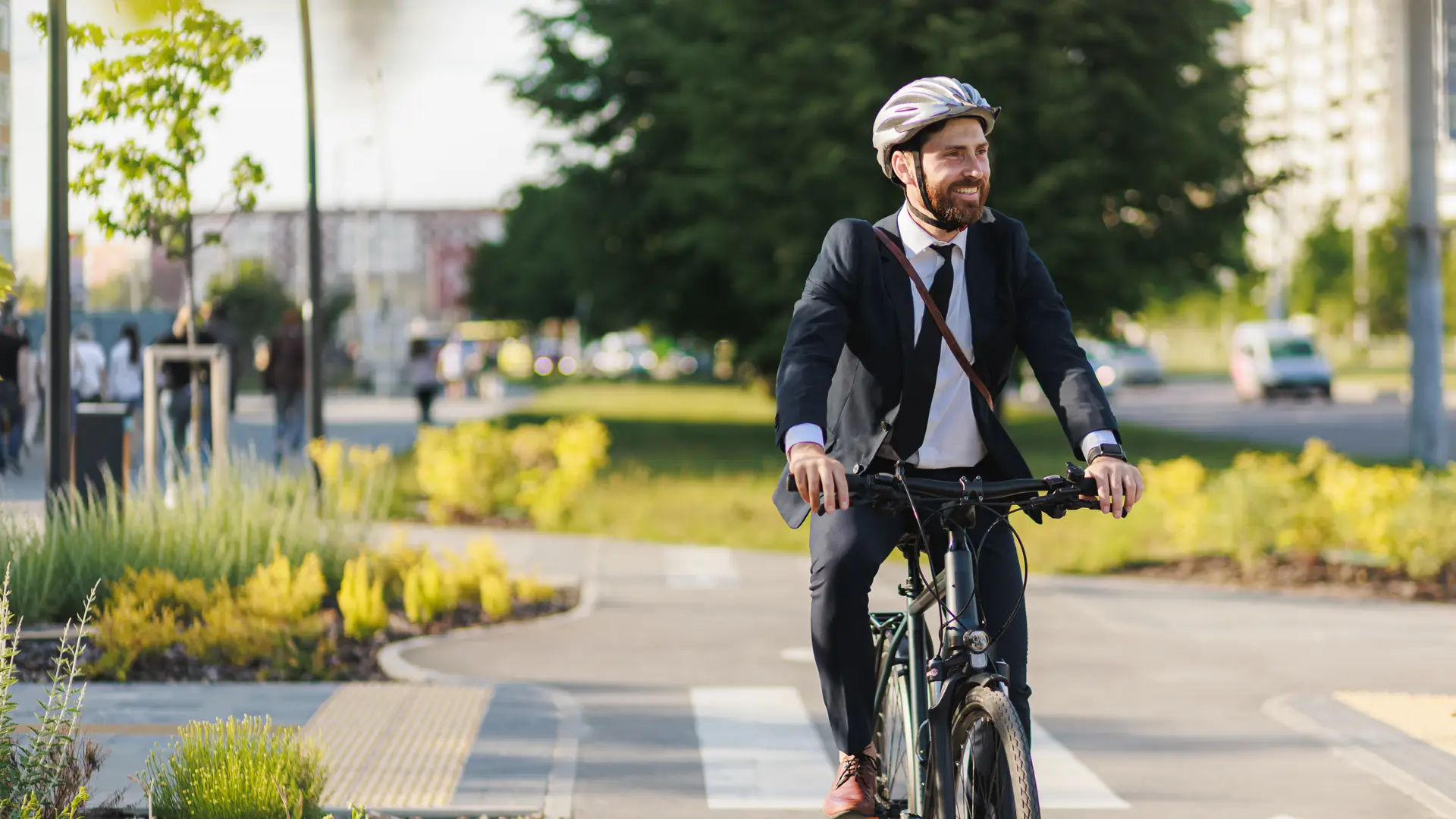 Homme d'affaires porte un casque et fait du vélo en ville