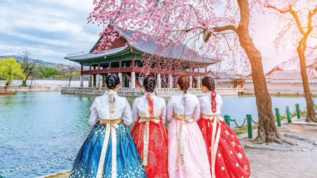 Quatres femmes coréennes, regardent un temple de dos